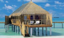 Maledivy - nadvodní vila - Constance Moofushi